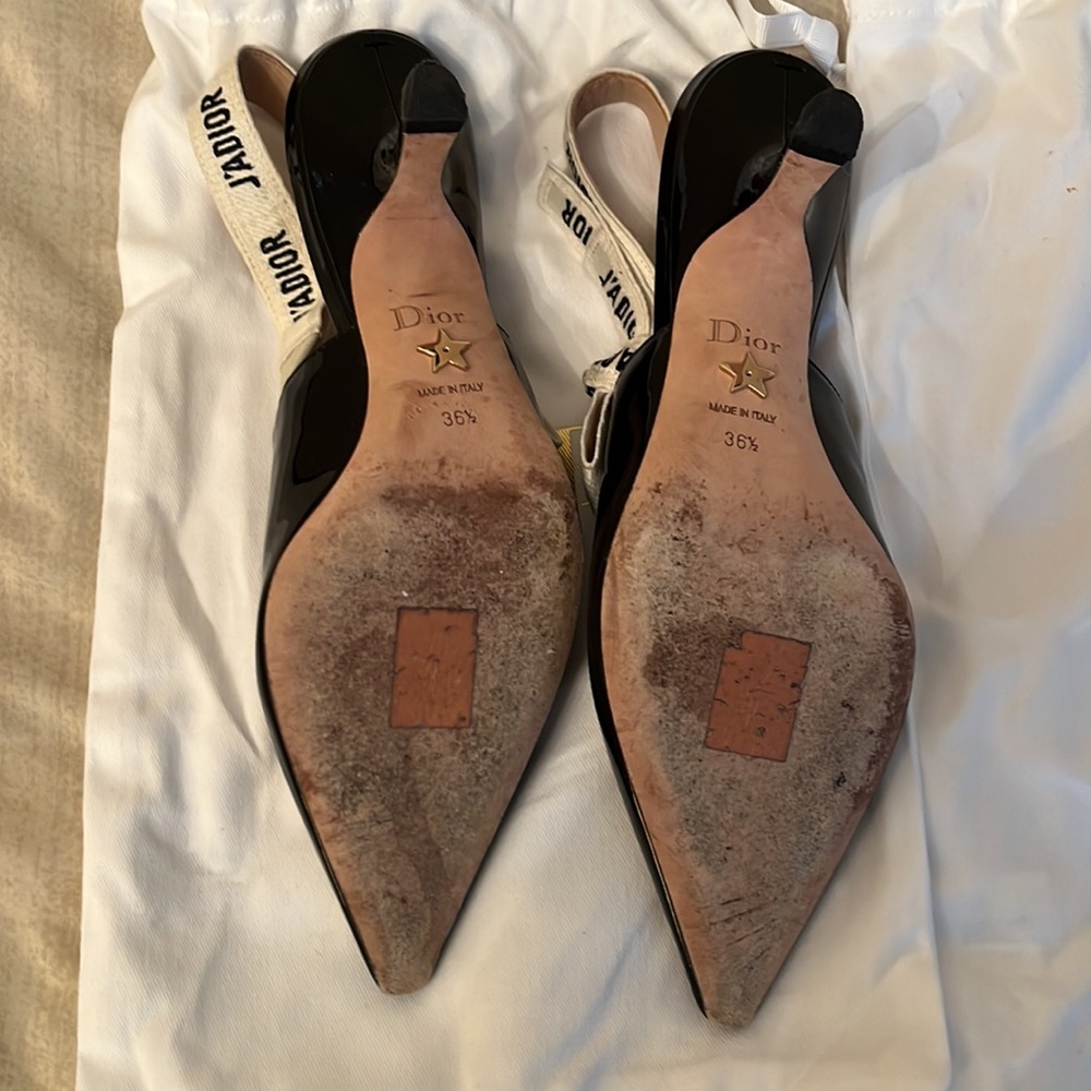 J'Adior Slingback Pump

Black Patent Calfskin
Reference: KCC201VNR_S900 - Picture 4 of 7